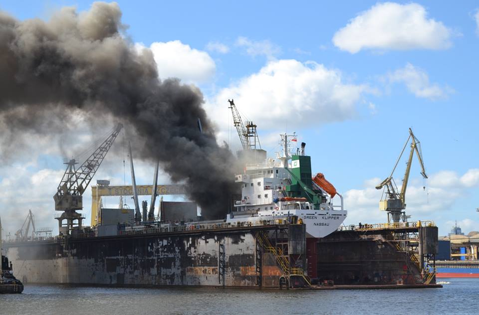 Pożar statku Green Klipper w Morskiej Stoczni Remontowej Gryfia w Szczecinie