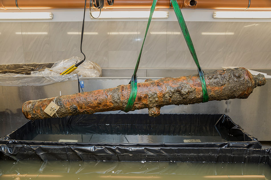 Fot 1 Dwa żeliwne działa pod opieką konserwatorów w Narodowym Muzeum Morskim