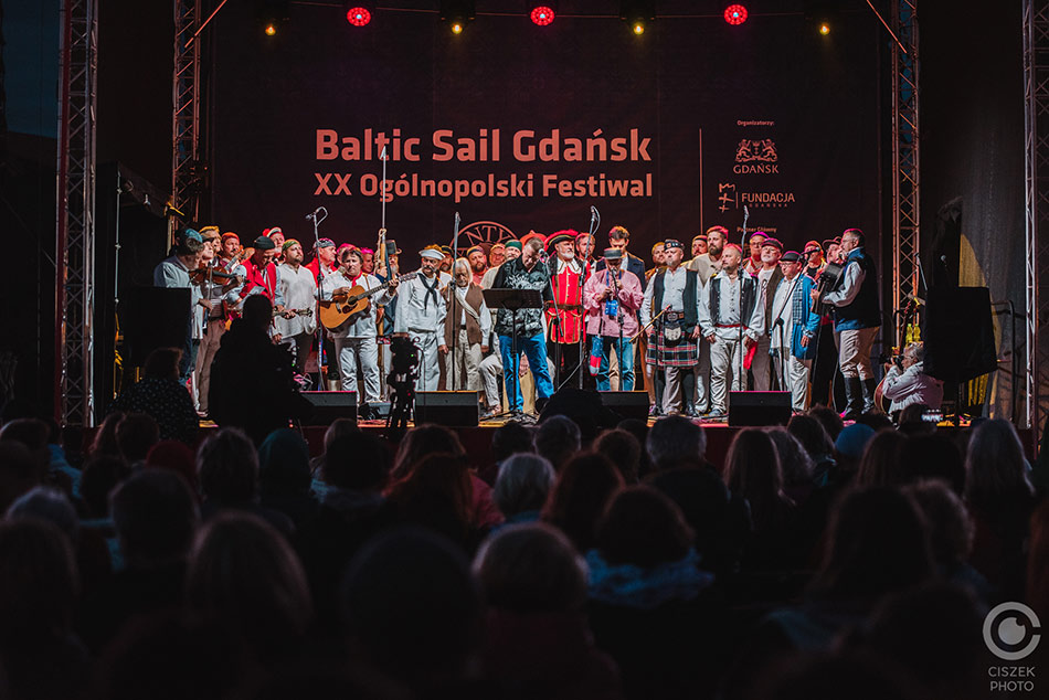 Baltic Sail Gdansk koncert szanty pod zurawiem artysci spiewaja na scenie