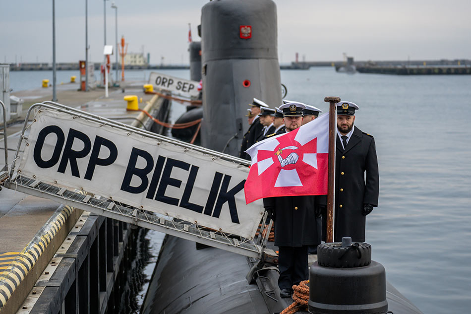 2 Ostatnie opuszczenie bandery na ORP Sęp i ORP Bielik