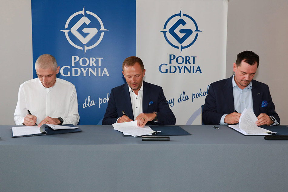 fot T Urbaniak podpisanie umowy Port Gdynia
