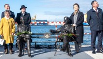 Ławeczka budowniczych Portu Gdynia stanęła na Ostrodze Pilotowej